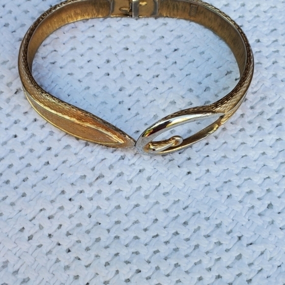Vintage Avon Buckle Bangle - Picture 3 of 6